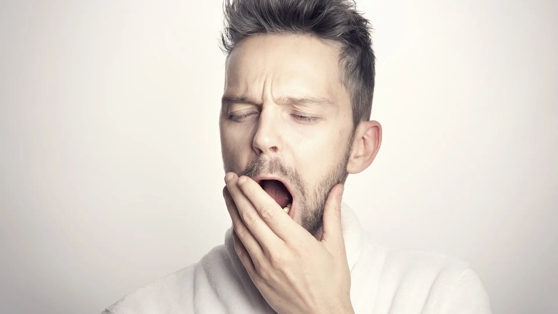 ¿Te sientes cansado todo el tiempo o duermes mal? Esto es lo que deberías agregar a tu dieta, según un médico