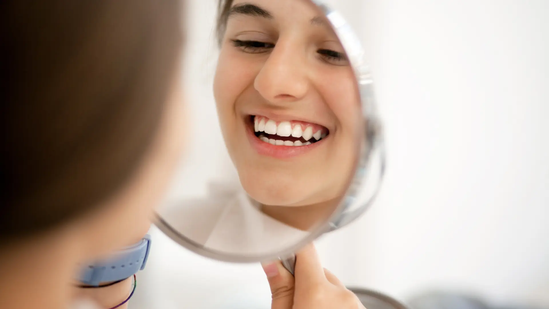 Manchas negras en los dientes: causas, significado y el problema de salud que esconden