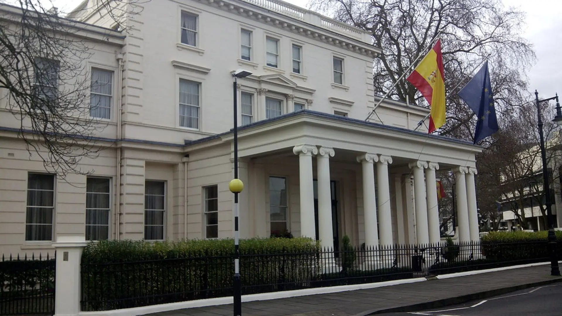 Una trabajadora de la Embajada de España en Londres denuncia al Gobierno por acusarla de ser agente doble