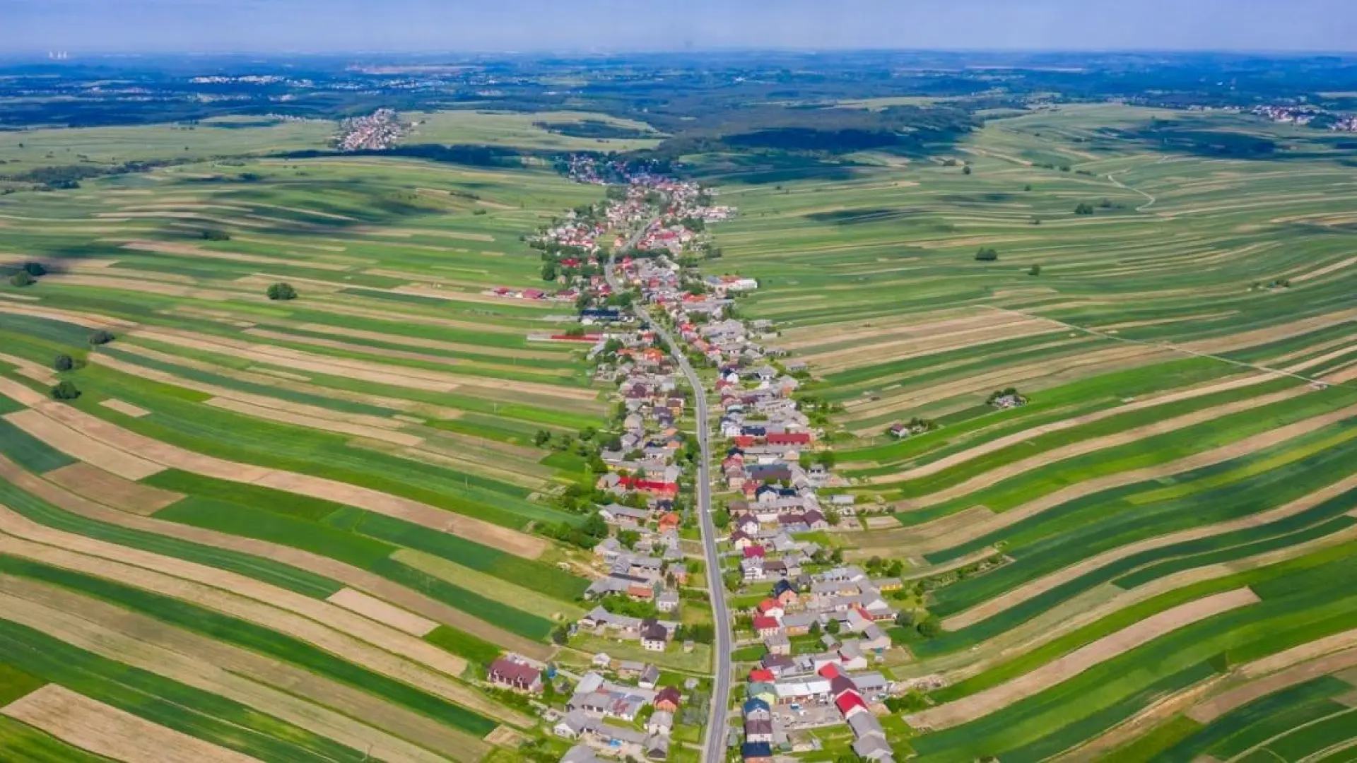 Así es el pueblo más curioso de Europa: está en Polonia, tiene 6.000 habitantes, solo una calle y conectó Rusia con España