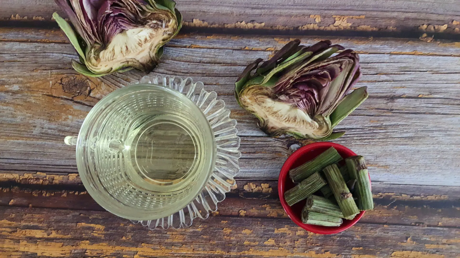 La infusión poco conocida que protege el hígado y ayuda a reducir el colesterol