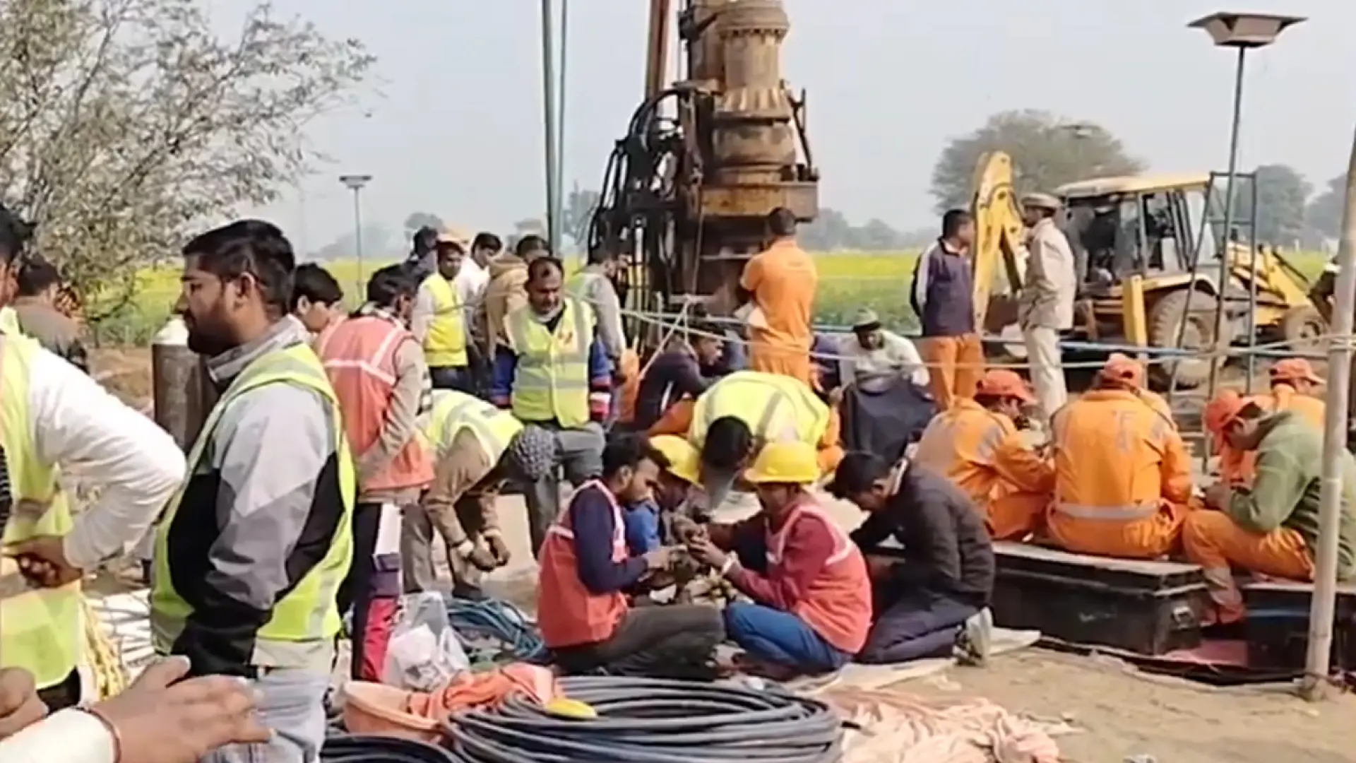 El rescate de una niña de 3 años atrapada en un pozo en India entra en su segunda semana