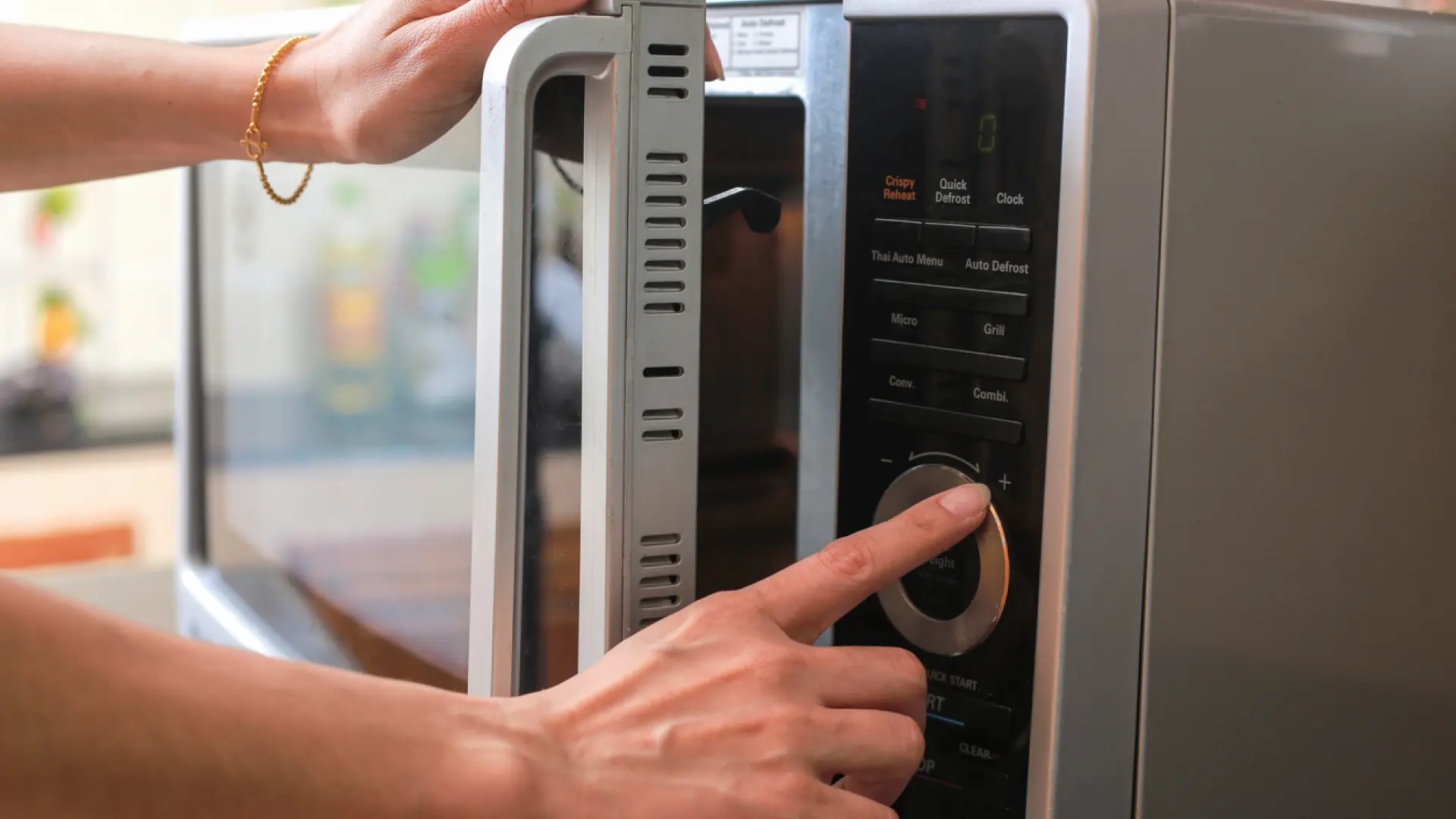 Los cinco alimentos que nunca deberías recalentar en el microondas, según expertos en seguridad alimentaria