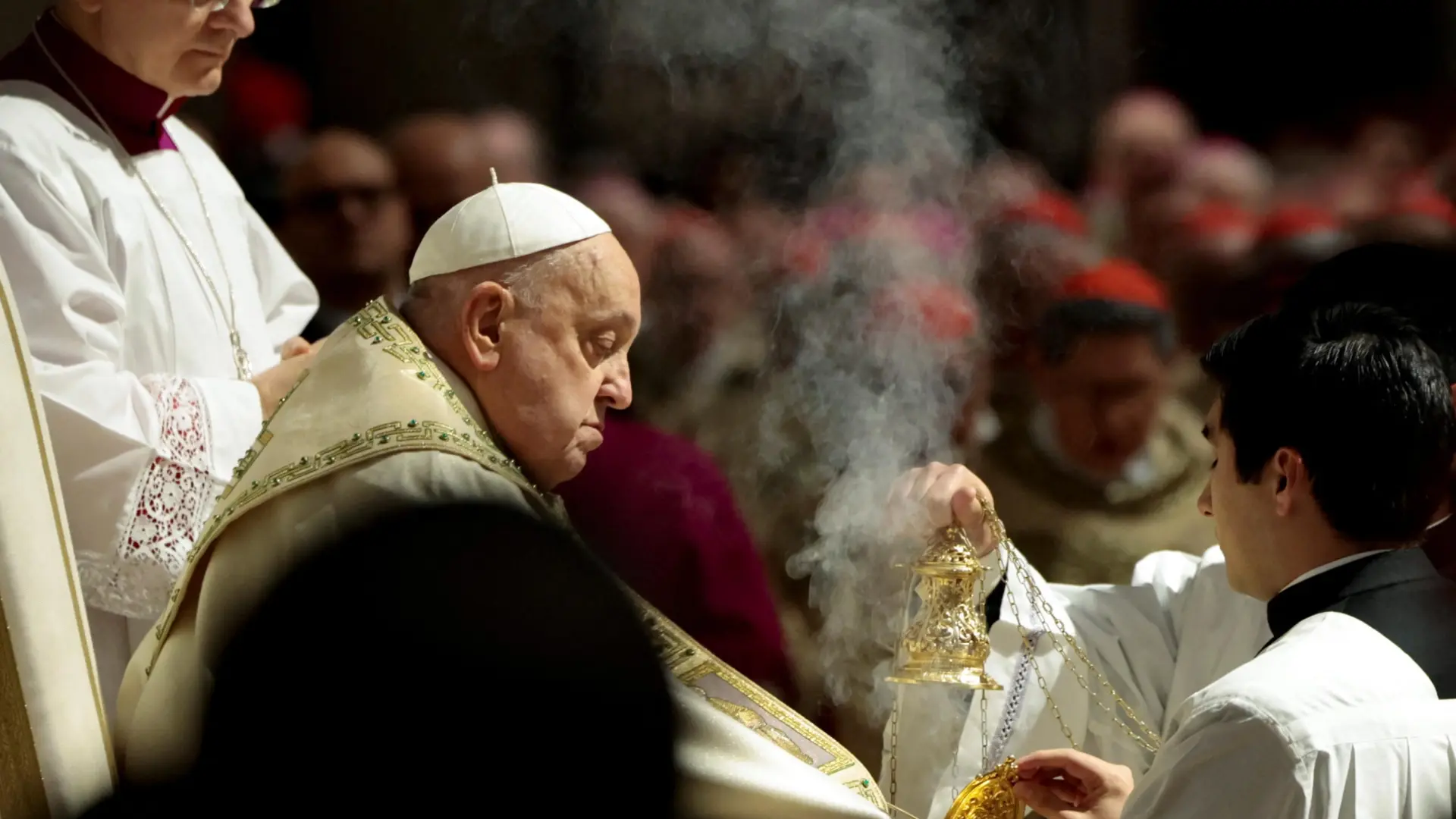 El papa abre la Puerta Santa de San Pedro y da inicio al Jubileo