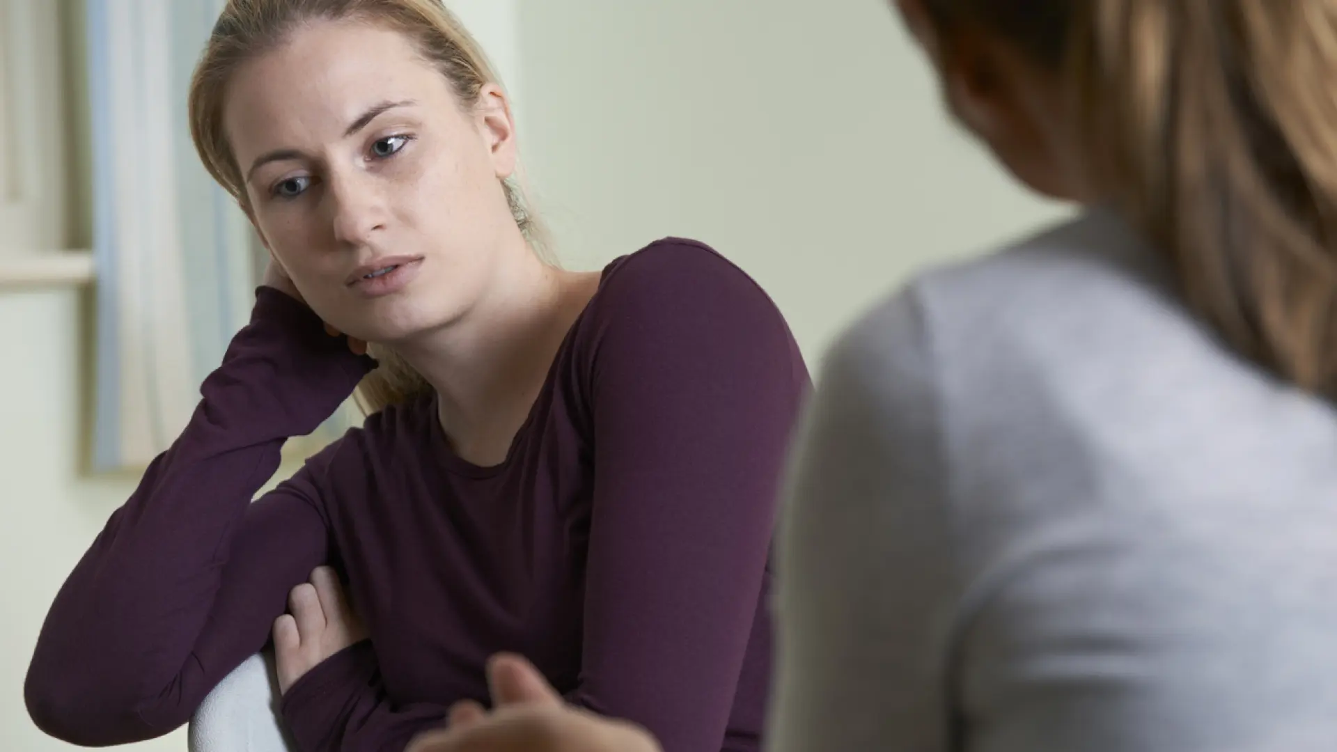 Qué significa desviar la mirada cuando hablas con otra persona, según la psicología