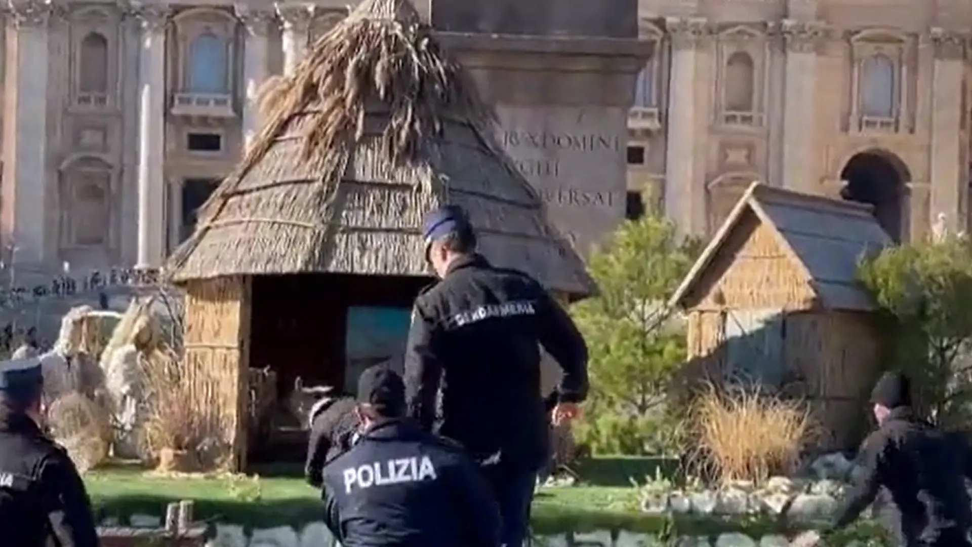 Una activista de Femen intenta robar el niño Jesús del belén vaticano de la plaza de San Pedro