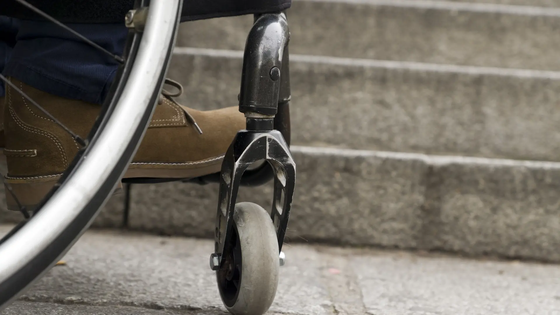 Dos personas con paraplejia vuelven a caminar tras estimular una región de su cerebro