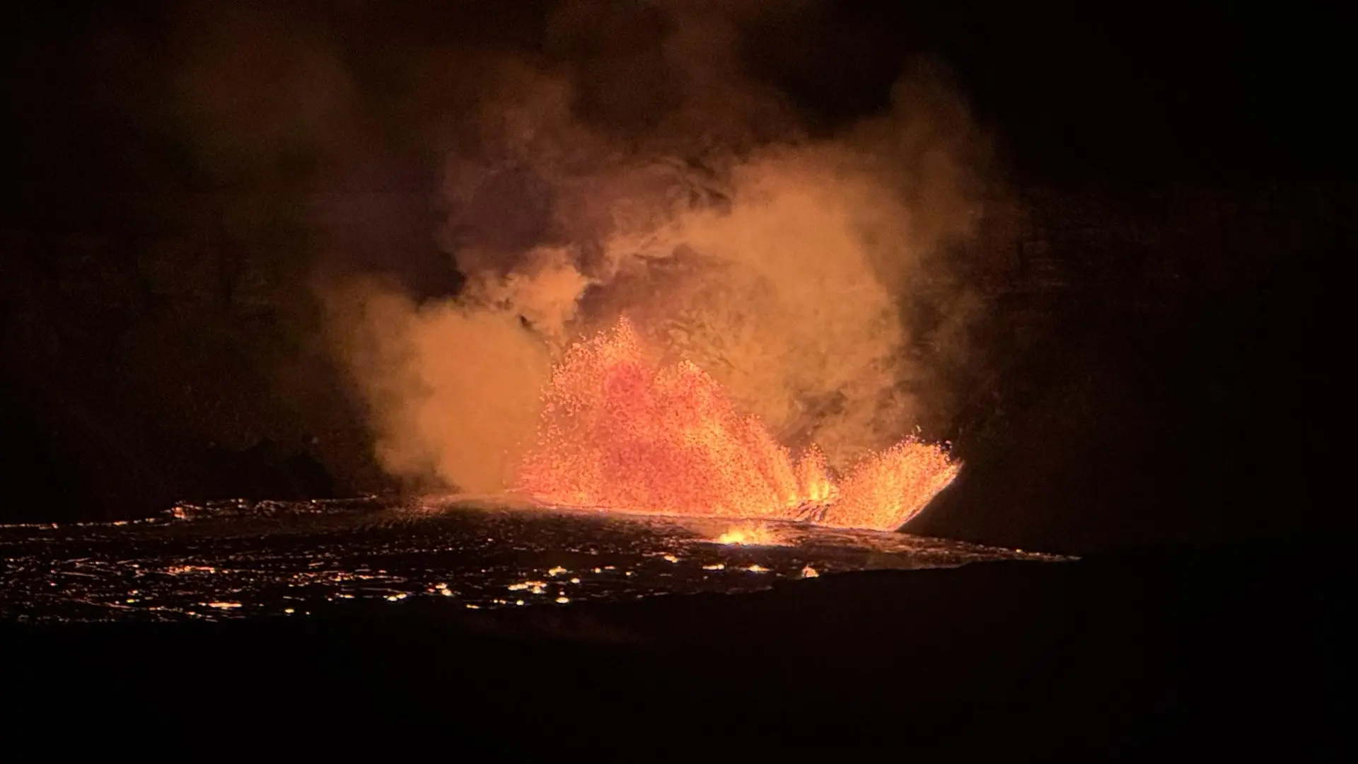 El volcán Kilauea entra en erupción en Hawái con fuentes de lava de hasta 80 metros