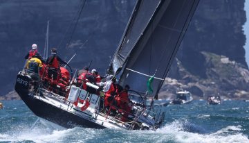 Trágico comienzo de una histórica regata en Australia: dos tripulantes murieron y otro debió ser rescatado del mar en medio de una fuerte tormenta