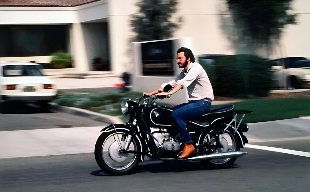 Steve Jobs aparcaba su moto BMW R60 dentro de la recepción de las oficinas de Apple y lo hacía con un objetivo muy inteligente 