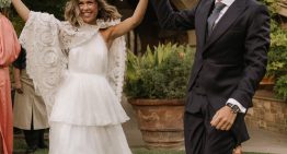 La novia romántica que nos enamoró con su capa de encaje y un vestido inspirado en su madre