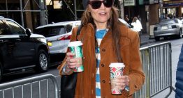 Katie Holmes se pone así la chaqueta de moda, que ya encuentras entre las nuevas propuestas de Zara