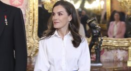 La reina Letizia demuestra cómo llevar una falda larga con elegancia (solo necesitas estas dos prendas)