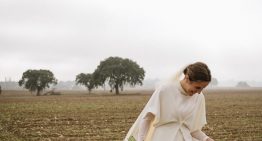 La novia romántica de invierno que se casó con un abrigo con forma de chaleco minimalista