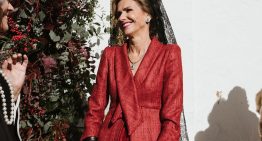 La invitada más elegante del fin de semana es esta madrina con vestido de firma española y guantes de piel