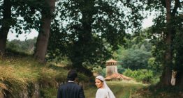 La novia asturiana que nos cautivó con su vestido romántico y su velo con forma de casquete