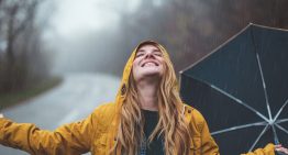 7 frases de Séneca para aprender a ser feliz ahora (y aunque truene): «Mientras esperas vivir, la vida pasa»