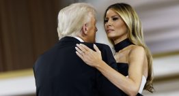 Melania Trump con un vestido impresionante en el baile inaugural: misma silueta y mismo diseñador que en 2017