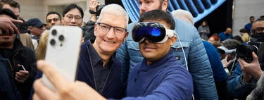 "Es un cohete para la mente": a Tim Cook no le preocupan las ventas del Apple Vision Pro, sabe dónde está su fortaleza 