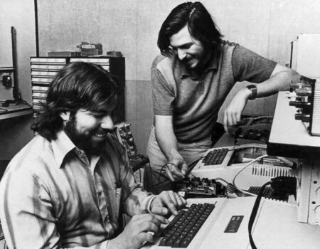 Steve Jobs montando uno de los primeros ordenadores de Apple