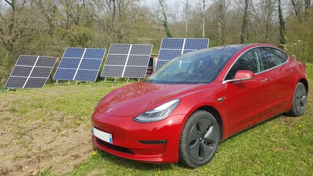 Hasta su tesla se carga con energía solar