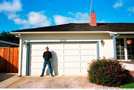 Steve Jobs años después en la puerta del garaje donde empezó todo