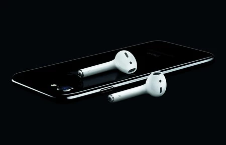 Primera generación de AirPods junto al iPhone 7