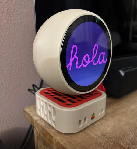 Mac mini Retro encima de la mesa