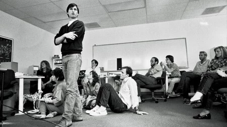 Steve Jobs con varios compañeros de trabajo