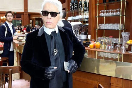 Karl Lagerfeld con un iPhone 6 plus en la mano