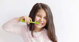 Lanzan demanda contra Crest y Colgate por uso de flúor en pastas de dientes y enjuagues bucales para niños