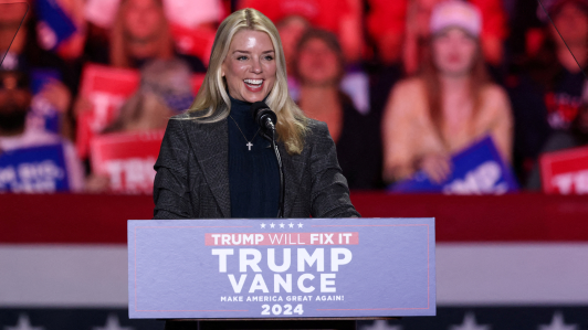 Pam Bondi formó parte del equipo de abogados que encabezó su fallido desafío legal a la elección de Joe Biden.