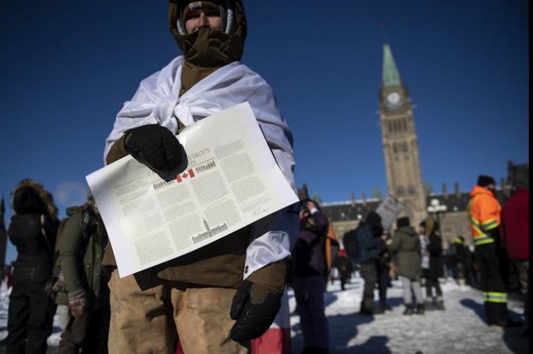 Protestas contra una orden federal de vacunas para los camioneros. THE CANADIAN PRESS/Justin Tang