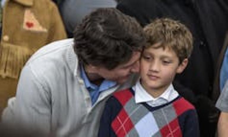 El primer ministro Justin Trudeau y su hijo, Hadrien, ven un partido tradicional de las Primeras Naciones en Whitehorse, Yukón, en febrero de 2023. THE CANADIAN PRESS/Mike Thomas