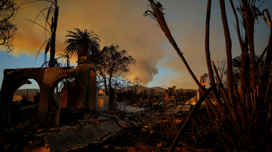 Ante los incendios, más de 153,000 residentes siguen bajo órdenes de evacuación obligatoria y otros 166,000 se encuentran bajo aviso este viernes.