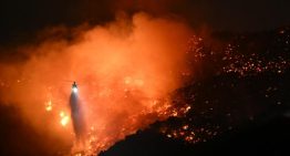 Vientos fuertes reavivan los incendios en Los Angeles