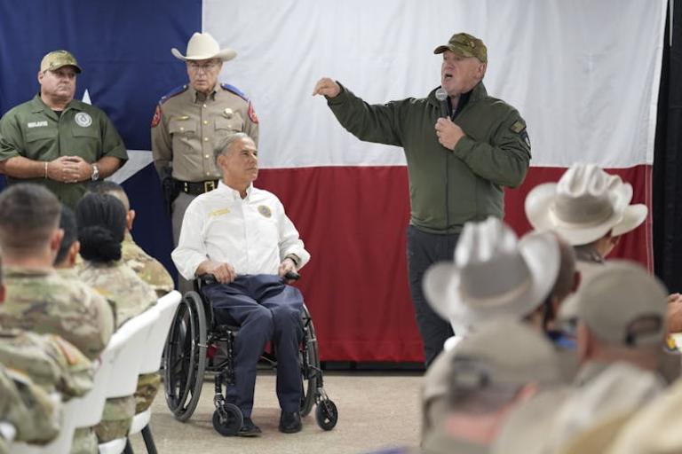 El ‘zar de la frontera’ de Donald Trump, Tom Homan, a la derecha, con el gobernador de Texas, Greg Abbott, en el centro, en Eagle Pass, Texas, el 26 de noviembre de 2024. AP Photo/Eric Gay, File