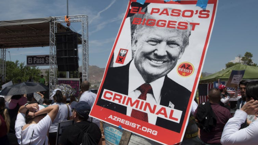 Residentes de El Paso protestan por la visita del presidente Donald Trump a la ciudad el 7 de agosto de 2019, después del tiroteo en un centro comercial de la cadena Walmart que dejó 23 muertos. MARK RALSTON/AFP via Getty Images