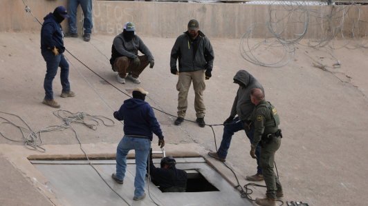 Trabajadores estadounidenses usan concreto para sellar un túnel ilegal con destino a El Paso en Estados Unidos en la frontera entre México y Estados Unidos en Ciudad Juárez, estado de Chihuahua.