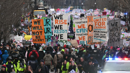 Los manifestantes se reúnen frente al Monumento a Washington durante la "Marcha del Pueblo sobre Washington" en Washington, DC., antes de la toma de posesión del presidente electo de Estados Unidos, Donald Trump. Afirman que Trump infringirá los derechos de las mujeres, los inmigrantes y la comunidad LGBT.