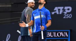 Djokovic y Kyrgios quedaron eliminados en el ATP de Brisbane con el punto más espectacular del Año Nuevo