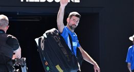 Djokovic y una injusticia mayúscula en el Abierto de Australia: lo acusaron de fingir y, encima, lo abuchearon cuando no pudo más