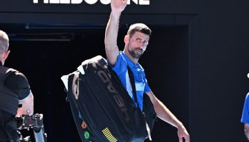 Djokovic y una injusticia mayúscula en el Abierto de Australia: lo acusaron de fingir y, encima, lo abuchearon cuando no pudo más