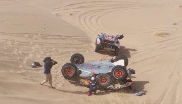 Carlos Sainz sufrió un terrible vuelco y la organización del Dakar no le permitió seguir compitiendo