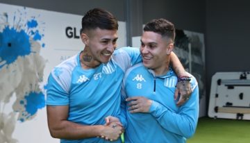 Juanfer Quintero dijo presente en el entrenamiento de Racing mientras resuelve su regreso al fútbol de Colombia