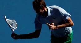 La furia Daniil Medvedev al perder el segundo set frente al 418 del mundo en el Abierto de Australia: destrozó su raqueta y rompió una cámara