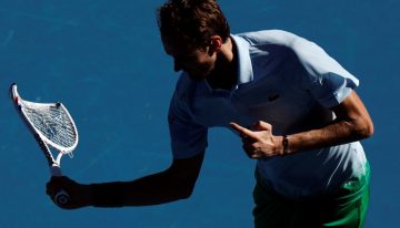 La furia Daniil Medvedev al perder el segundo set frente al 418 del mundo en el Abierto de Australia: destrozó su raqueta y rompió una cámara