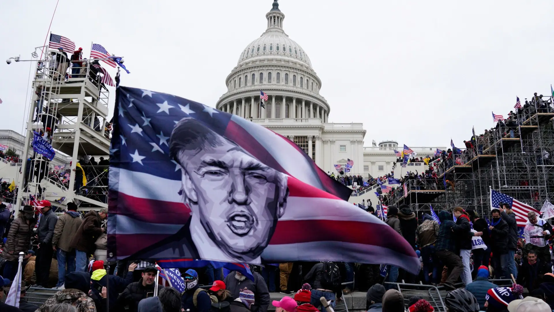 Detenido uno de los acusados por el asalto al Capitolio dos días después de ser perdonado por Trump