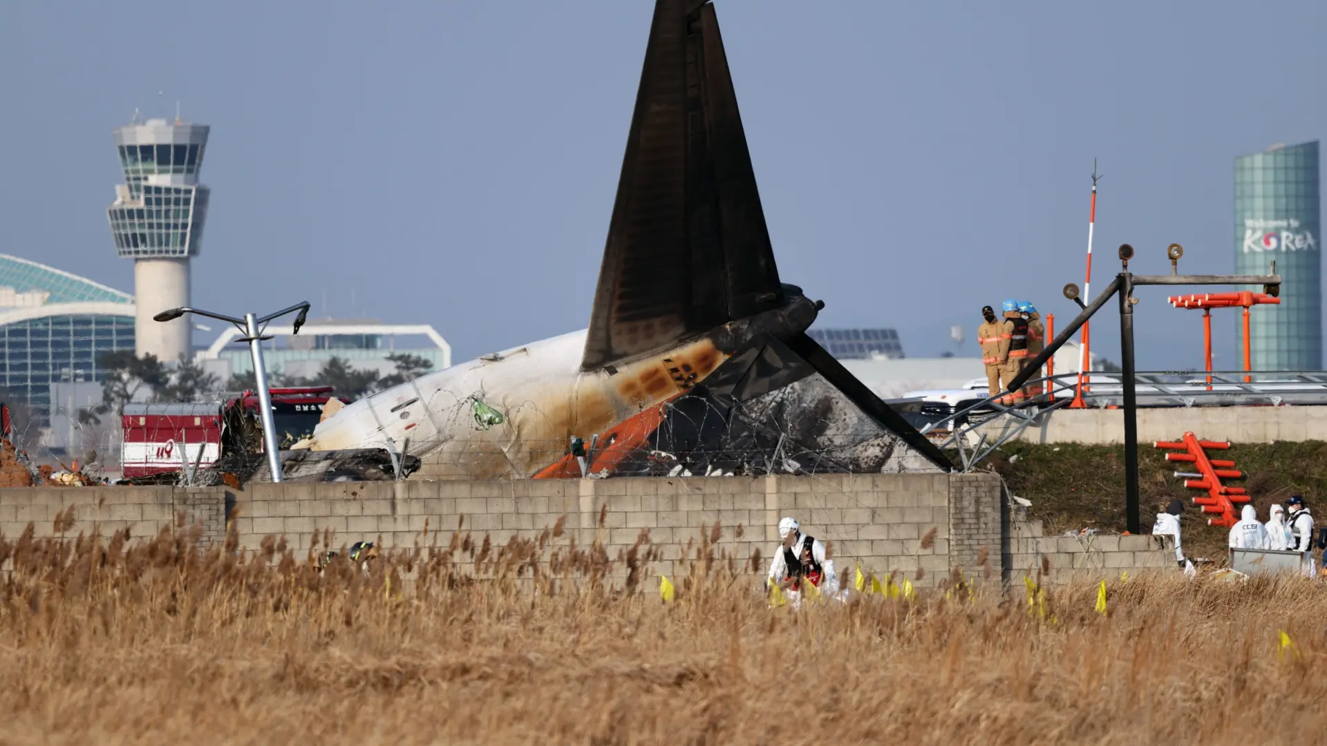 Investigan por qué las cajas negras del avión accidentado en Corea del Sur dejaron de grabar cuatro minutos antes del choque