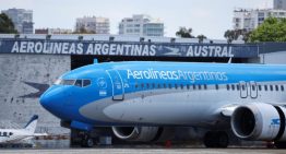 Aerolínea estatal de Argentina recorta personal, rutas y refrigerios ante posible venta